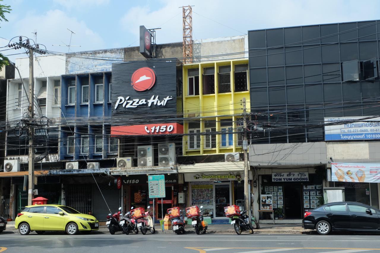 Slumwhite Hostel Bangkok Bagian luar foto